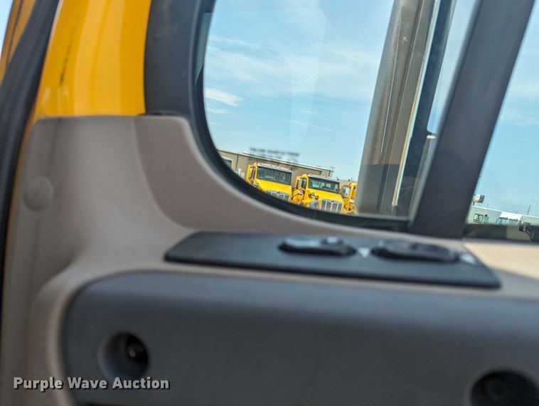 image for item MY9450 2018 Freightliner Cascadia 125  semi truck