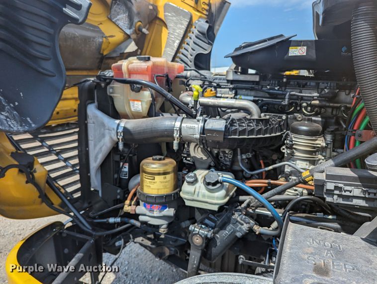 image for item MY9450 2018 Freightliner Cascadia 125  semi truck