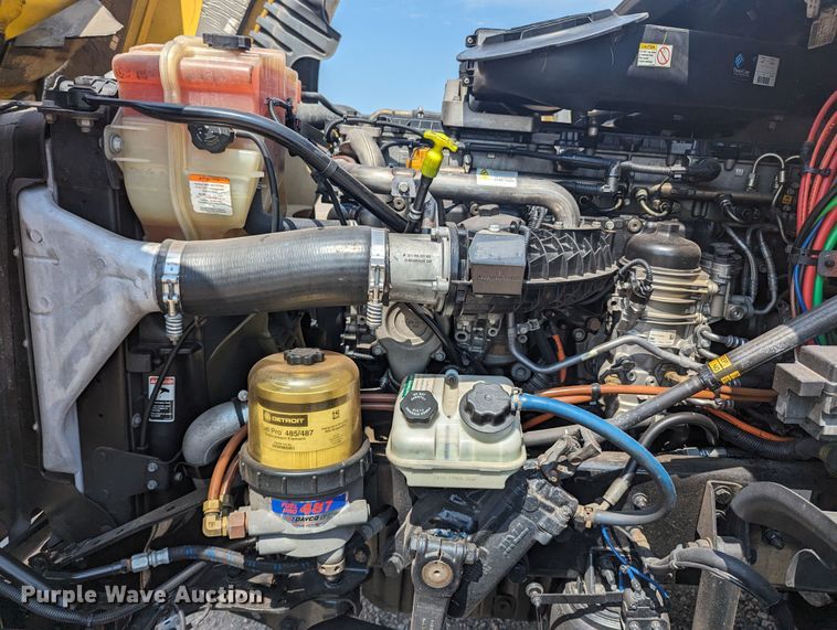 image for item MY9450 2018 Freightliner Cascadia 125  semi truck