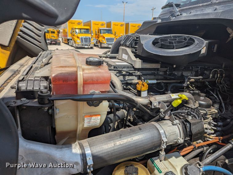 image for item MY9450 2018 Freightliner Cascadia 125  semi truck