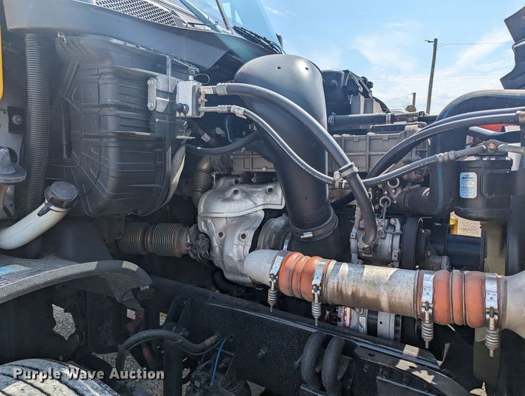 image for item MY9450 2018 Freightliner Cascadia 125  semi truck