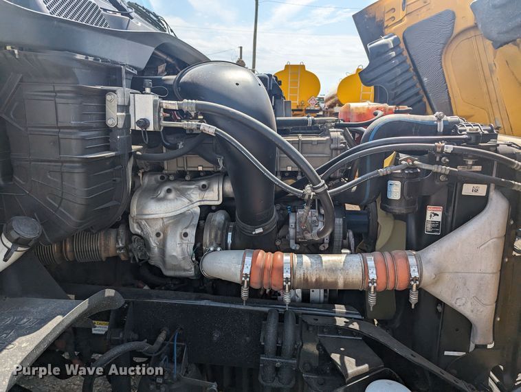 image for item MY9450 2018 Freightliner Cascadia 125  semi truck