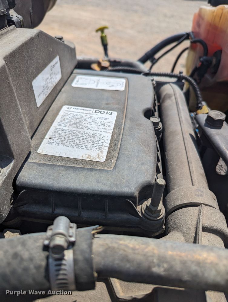 image for item MY9450 2018 Freightliner Cascadia 125  semi truck