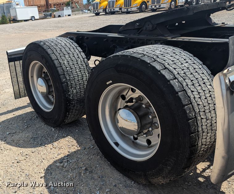 image for item MY9450 2018 Freightliner Cascadia 125  semi truck