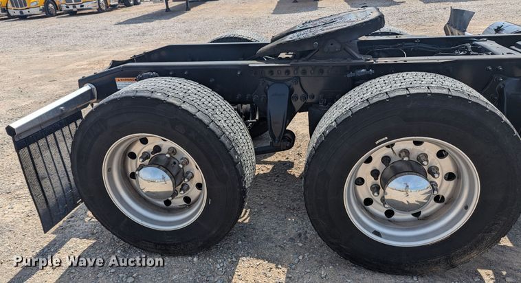 image for item MY9450 2018 Freightliner Cascadia 125  semi truck