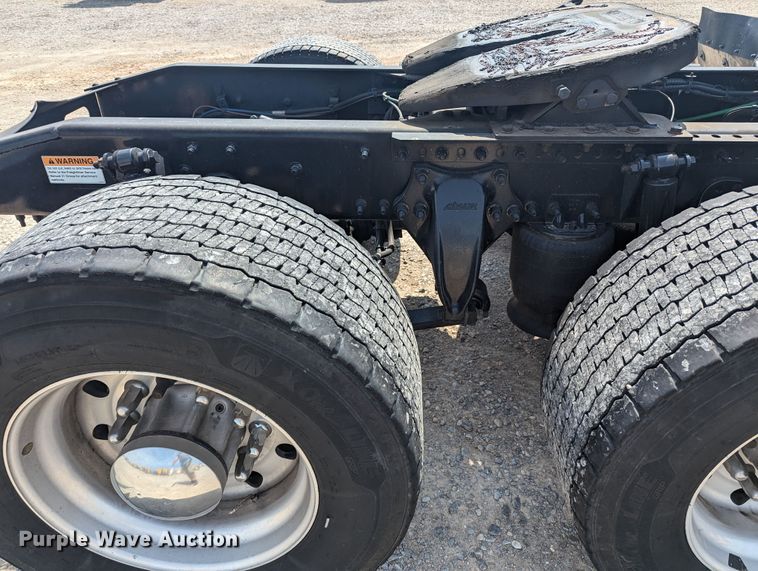 image for item MY9450 2018 Freightliner Cascadia 125  semi truck