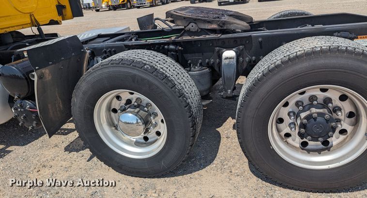 image for item MY9450 2018 Freightliner Cascadia 125  semi truck