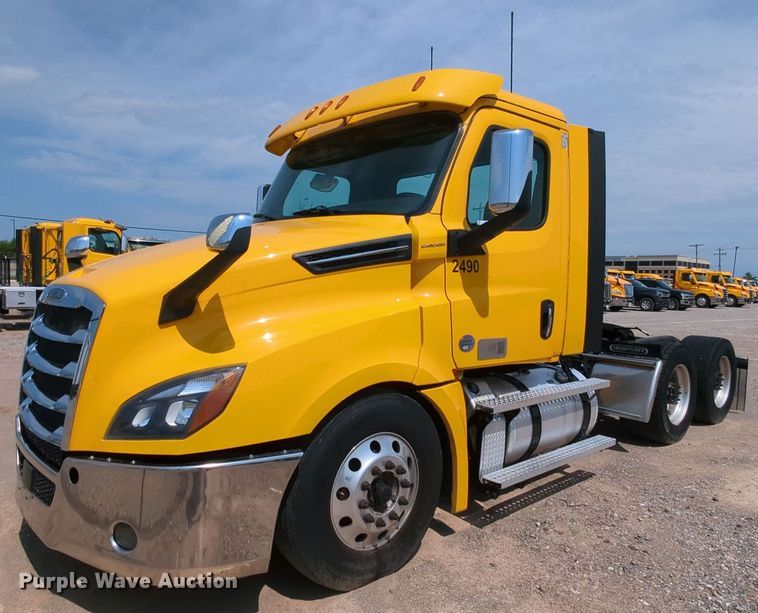 image for item MY9451 2020 Freightliner Cascadia 126  semi truck