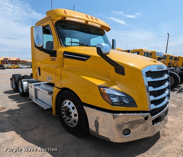 image for item MY9451 2020 Freightliner Cascadia 126  semi truck