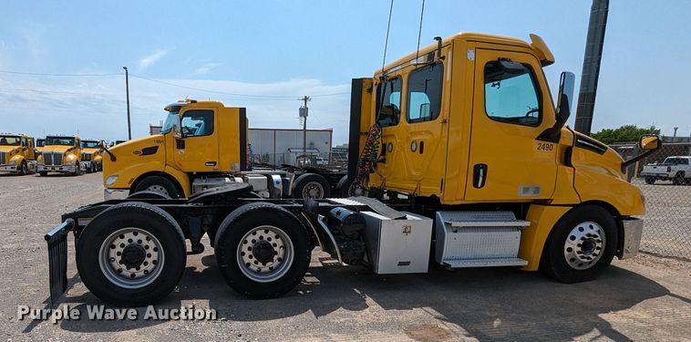 image for item MY9451 2020 Freightliner Cascadia 126  semi truck