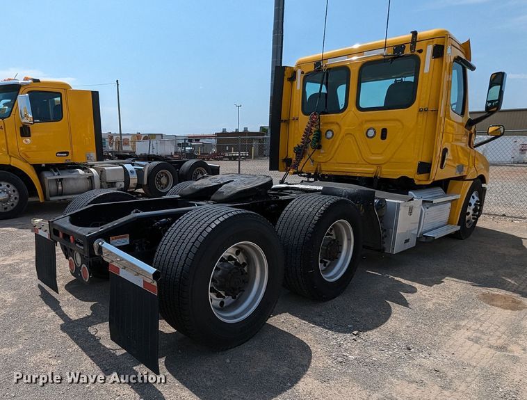 image for item MY9451 2020 Freightliner Cascadia 126  semi truck