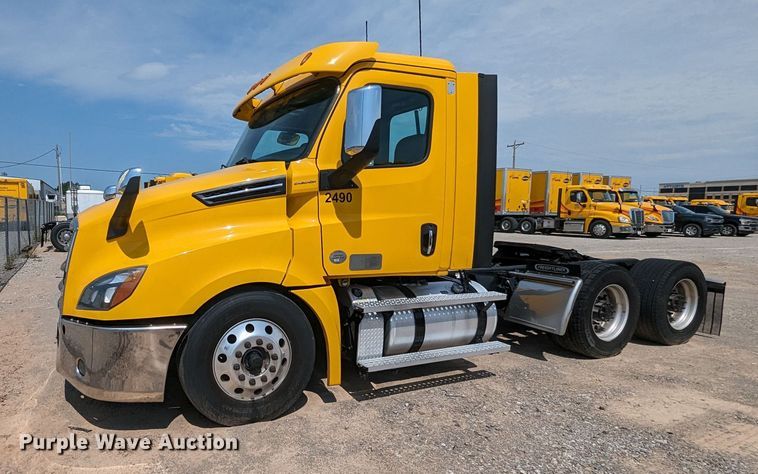 image for item MY9451 2020 Freightliner Cascadia 126  semi truck