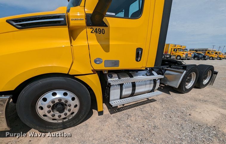 image for item MY9451 2020 Freightliner Cascadia 126  semi truck