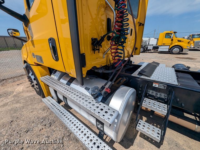 image for item MY9451 2020 Freightliner Cascadia 126  semi truck