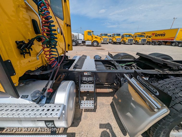 image for item MY9451 2020 Freightliner Cascadia 126  semi truck