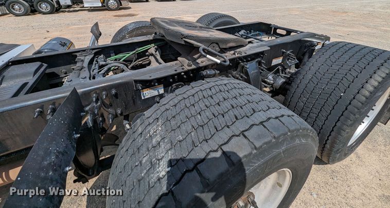 image for item MY9451 2020 Freightliner Cascadia 126  semi truck