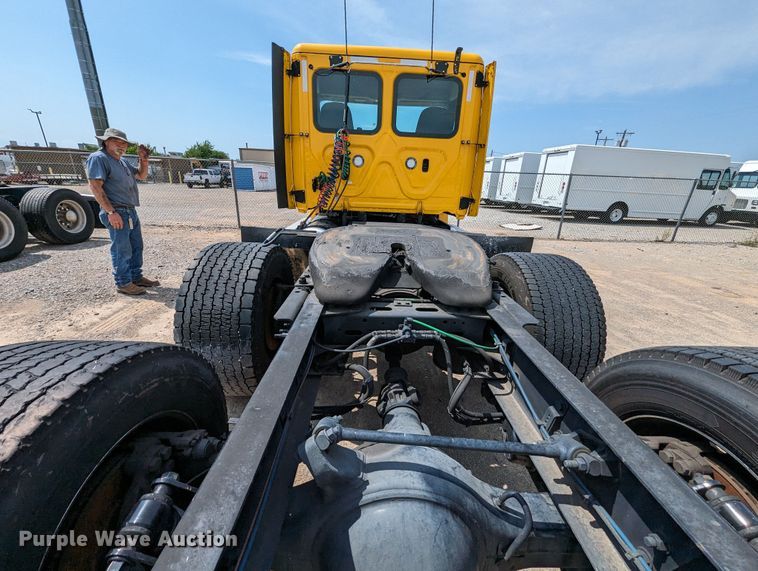 image for item MY9451 2020 Freightliner Cascadia 126  semi truck