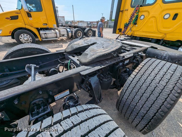 image for item MY9451 2020 Freightliner Cascadia 126  semi truck