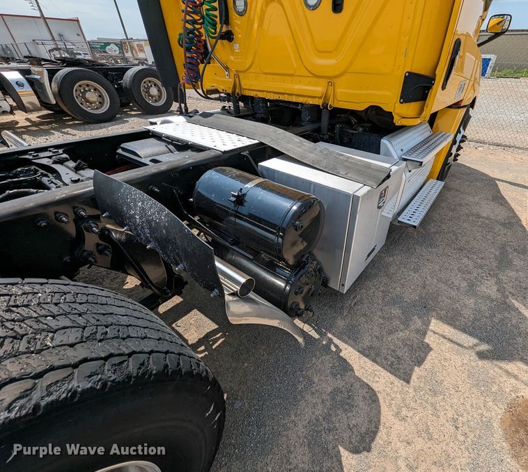 image for item MY9451 2020 Freightliner Cascadia 126  semi truck