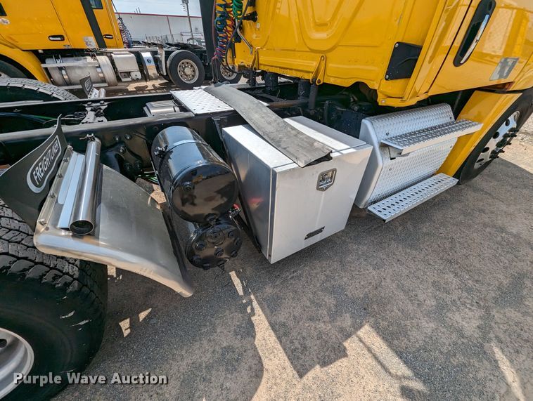 image for item MY9451 2020 Freightliner Cascadia 126  semi truck