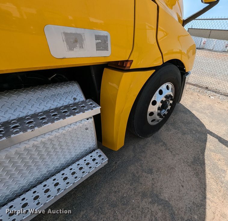 image for item MY9451 2020 Freightliner Cascadia 126  semi truck