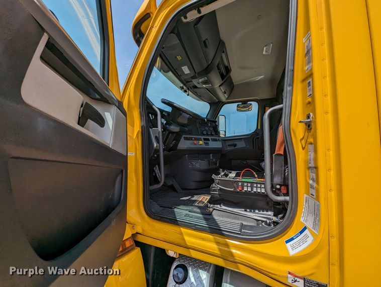 image for item MY9451 2020 Freightliner Cascadia 126  semi truck