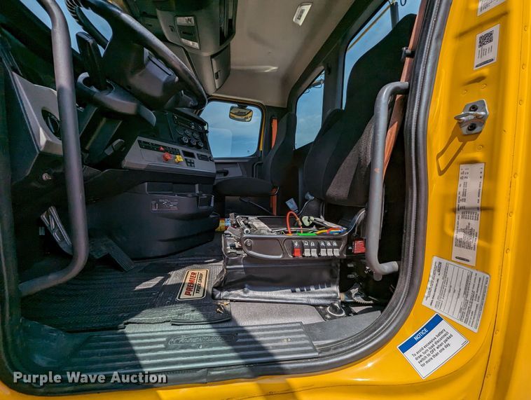 image for item MY9451 2020 Freightliner Cascadia 126  semi truck