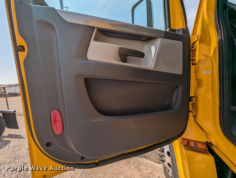 image for item MY9451 2020 Freightliner Cascadia 126  semi truck