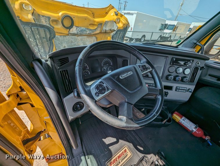 image for item MY9451 2020 Freightliner Cascadia 126  semi truck