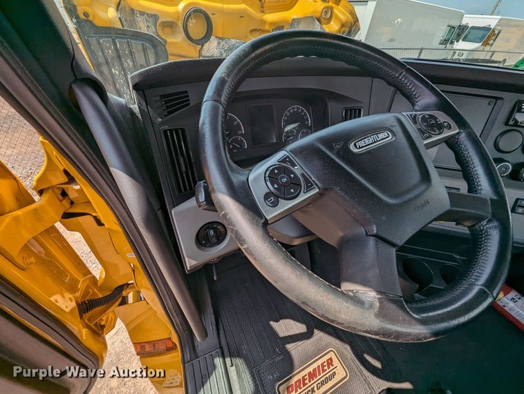 image for item MY9451 2020 Freightliner Cascadia 126  semi truck