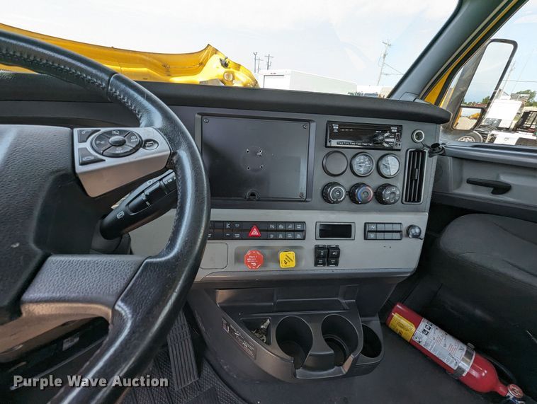 image for item MY9451 2020 Freightliner Cascadia 126  semi truck