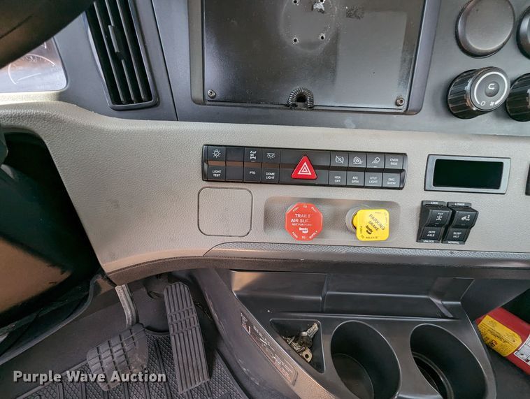 image for item MY9451 2020 Freightliner Cascadia 126  semi truck