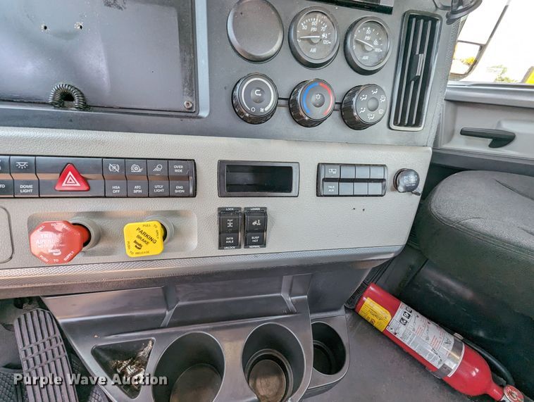 image for item MY9451 2020 Freightliner Cascadia 126  semi truck