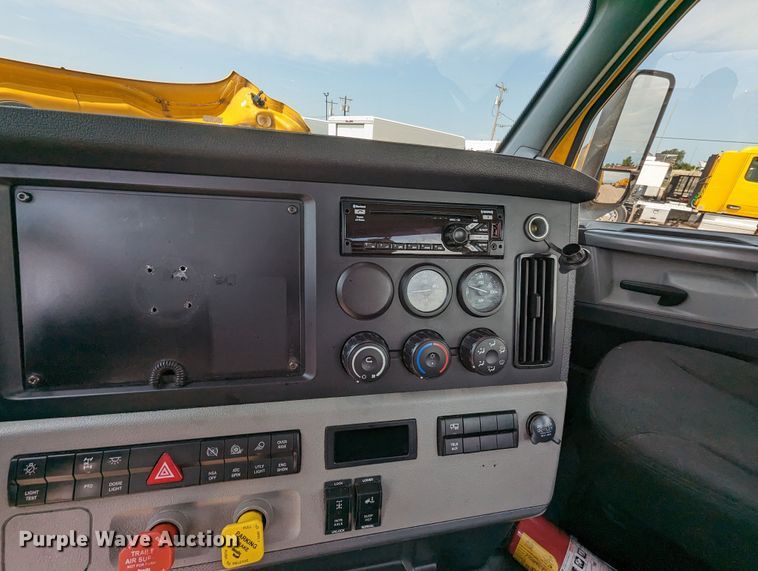 image for item MY9451 2020 Freightliner Cascadia 126  semi truck