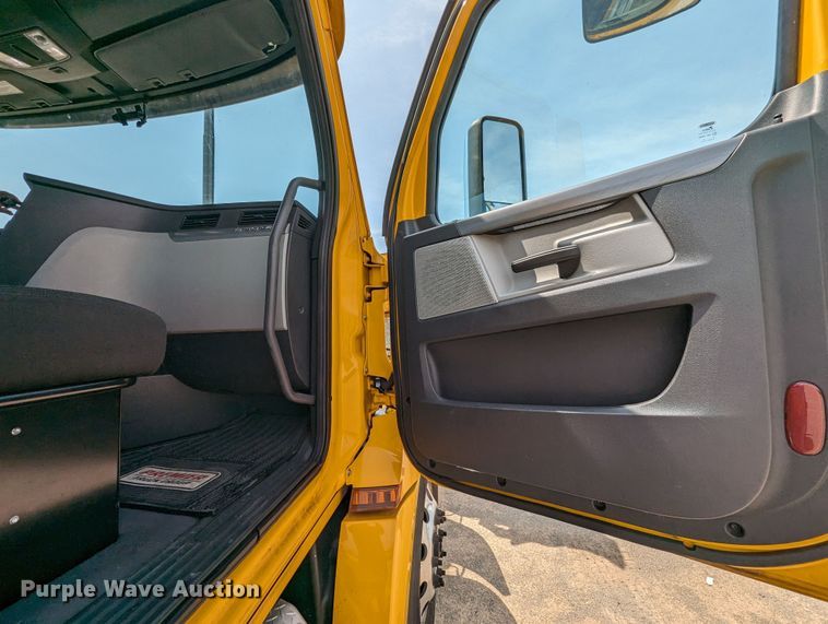 image for item MY9451 2020 Freightliner Cascadia 126  semi truck