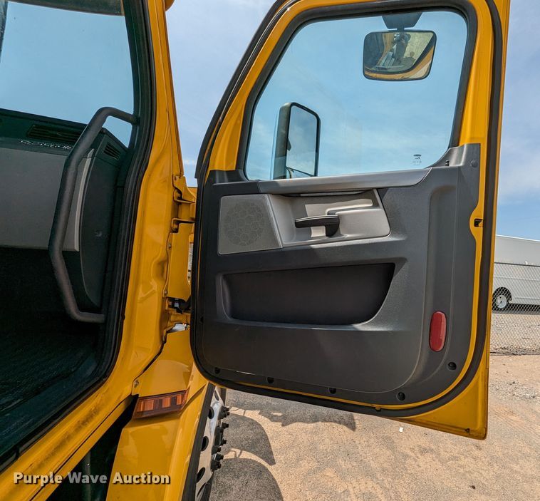 image for item MY9451 2020 Freightliner Cascadia 126  semi truck