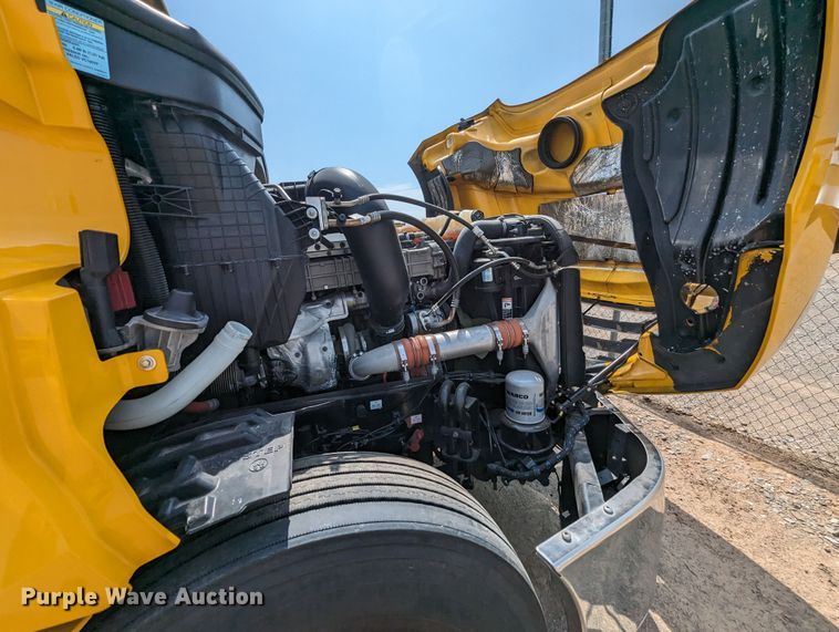 image for item MY9451 2020 Freightliner Cascadia 126  semi truck