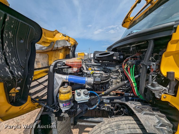 image for item MY9451 2020 Freightliner Cascadia 126  semi truck