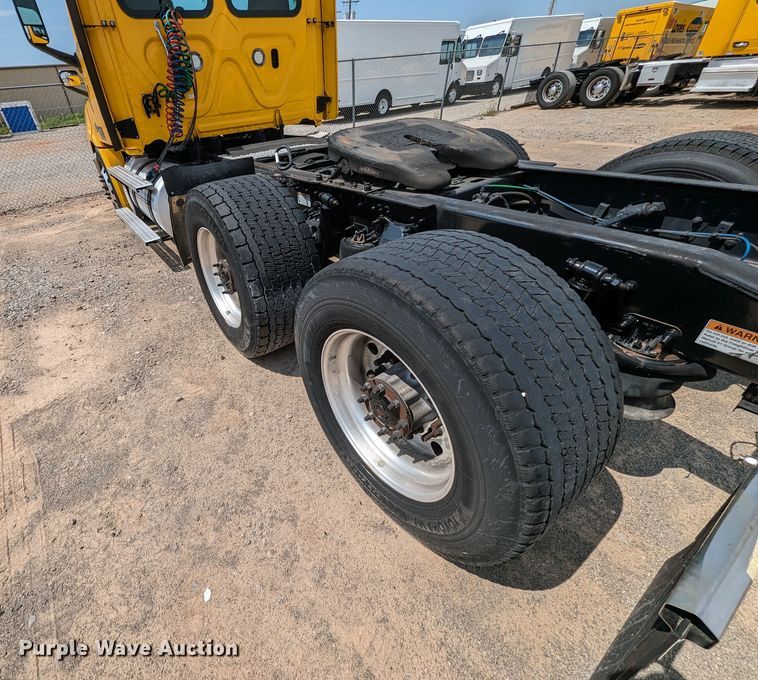 image for item MY9451 2020 Freightliner Cascadia 126  semi truck