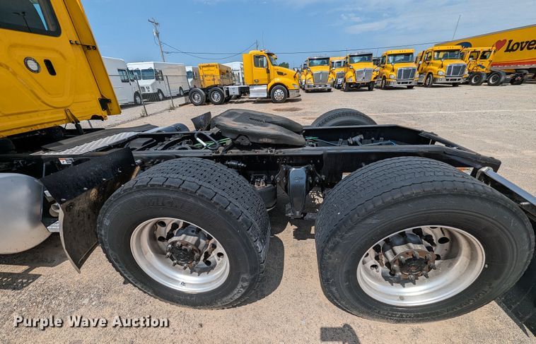 image for item MY9451 2020 Freightliner Cascadia 126  semi truck