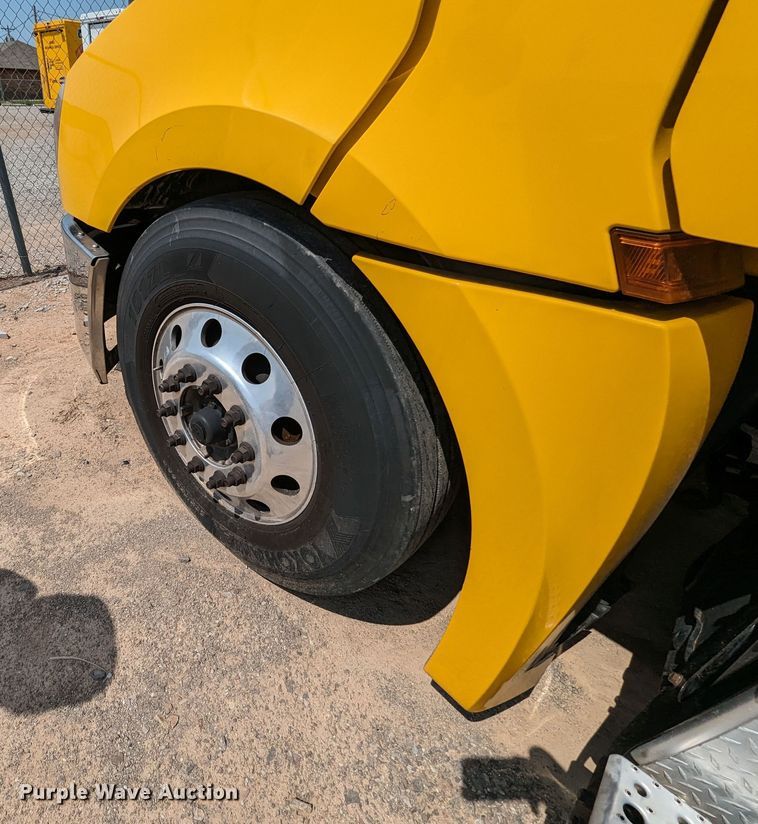 image for item MY9451 2020 Freightliner Cascadia 126  semi truck