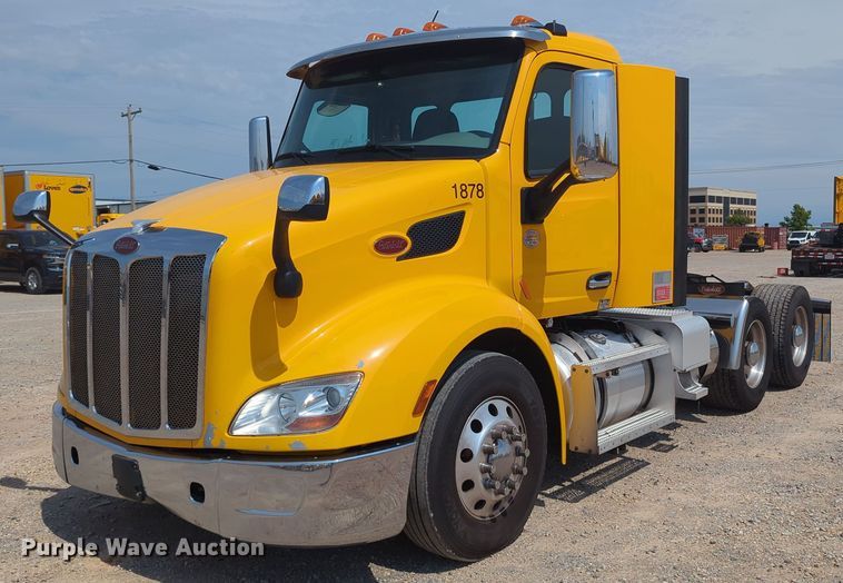 image for item MY9452 2019 Peterbilt 579  semi truck