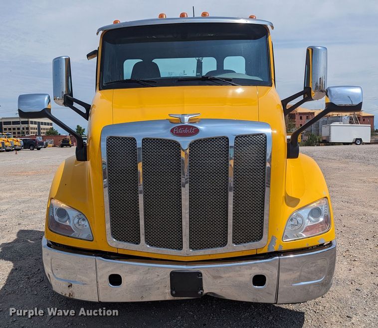 image for item MY9452 2019 Peterbilt 579  semi truck