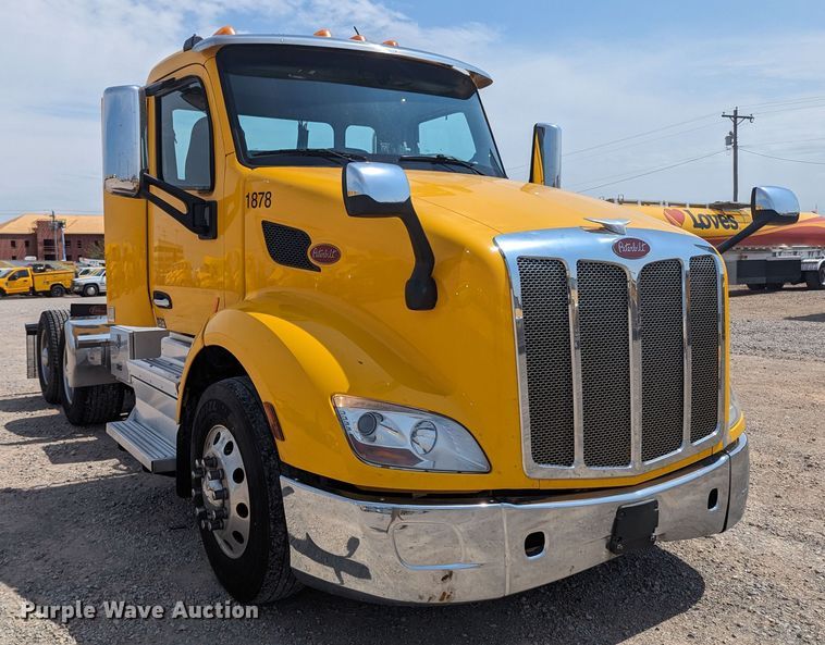 image for item MY9452 2019 Peterbilt 579  semi truck