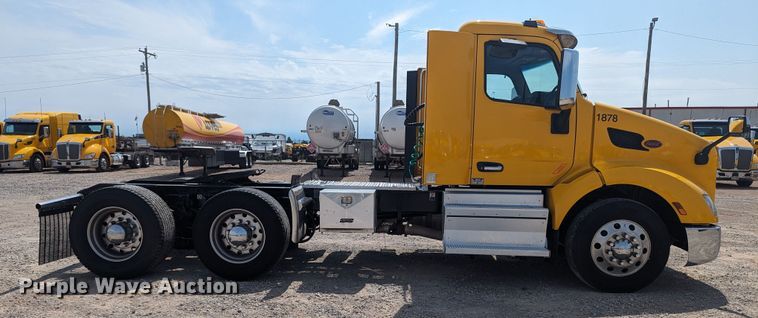 image for item MY9452 2019 Peterbilt 579  semi truck