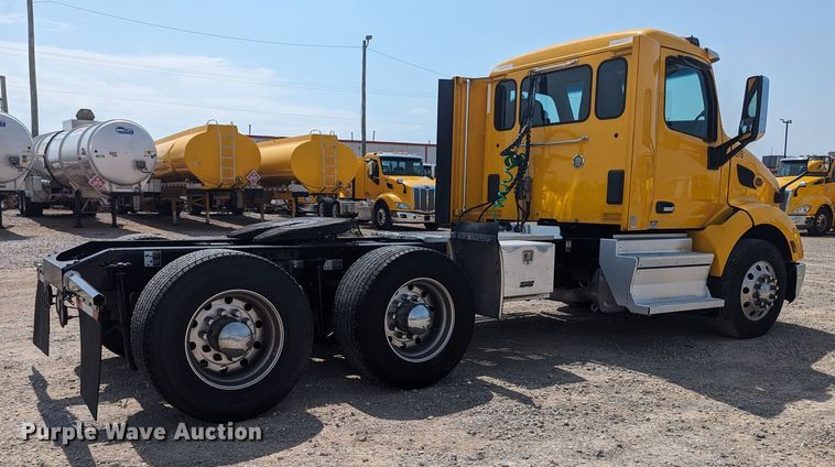 image for item MY9452 2019 Peterbilt 579  semi truck