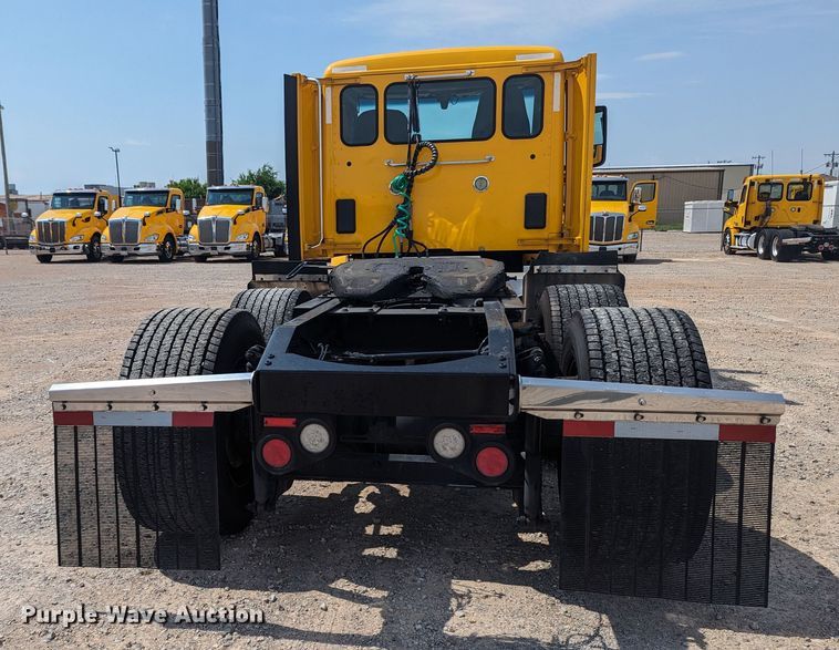 image for item MY9452 2019 Peterbilt 579  semi truck