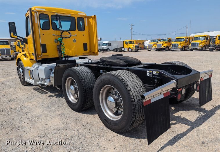 image for item MY9452 2019 Peterbilt 579  semi truck