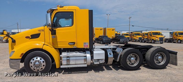 image for item MY9452 2019 Peterbilt 579  semi truck