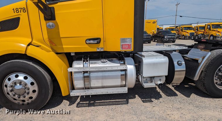 image for item MY9452 2019 Peterbilt 579  semi truck